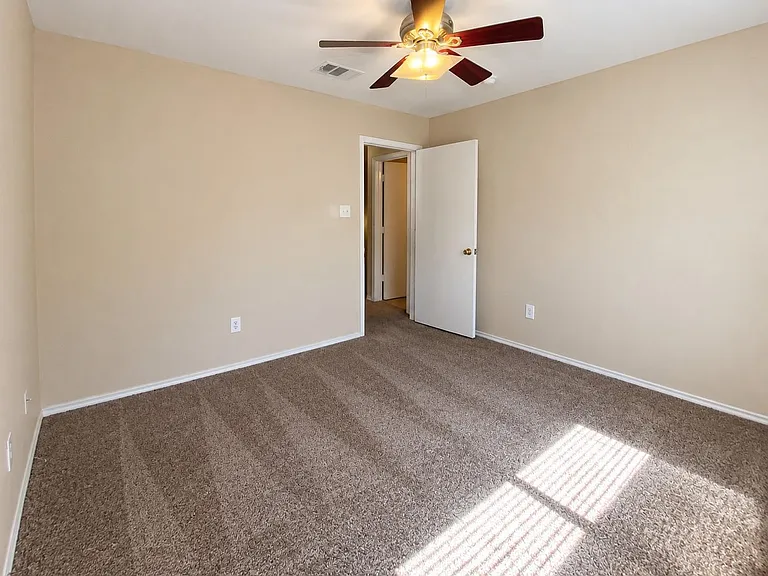 525 Eagles Nest Cv — Photo 36