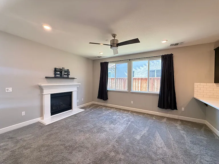 2925 Walker Way — Photo 5
