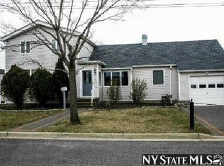 8 Jackson Pl, Massapequa, NY 11758