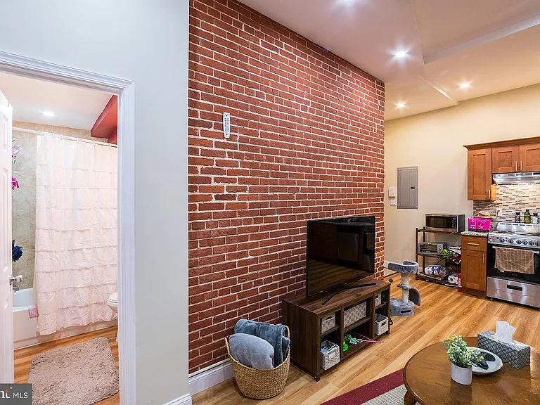1122 E Passyunk Ave #1 — Photo 2