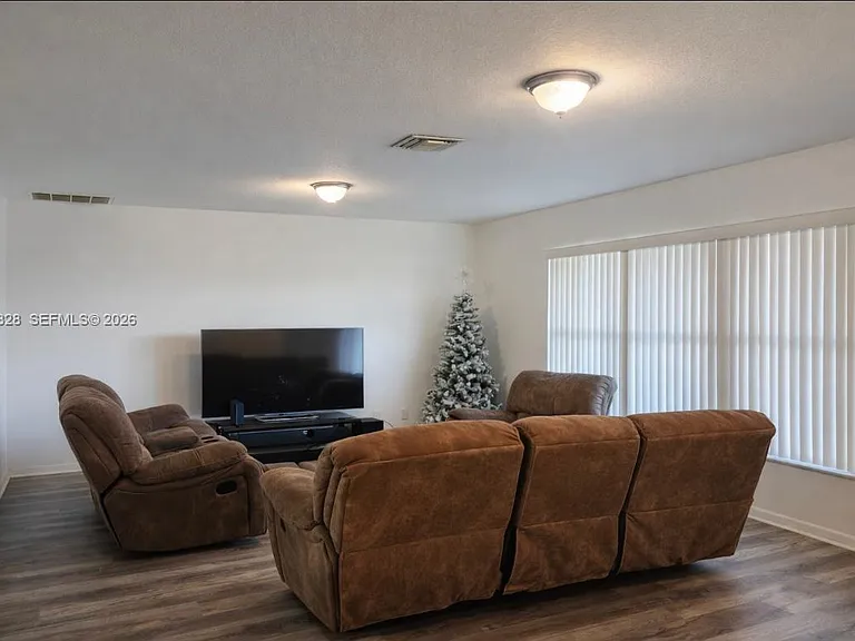 506 Corinne Dr — Photo 4