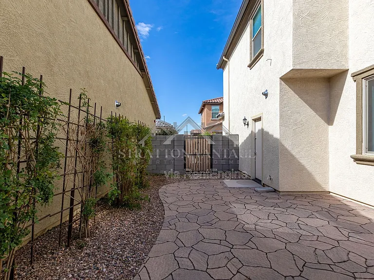 55 E Constitution Dr — Photo 27