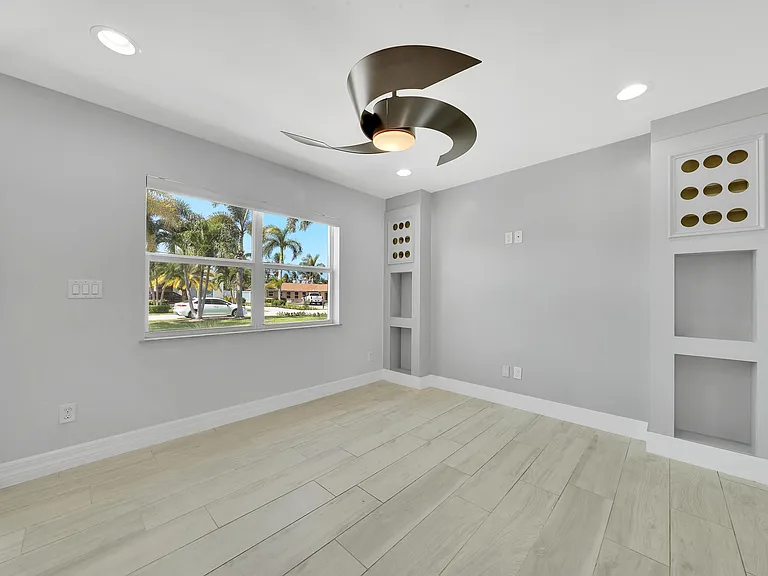 2388 E Edgewater Dr — Photo 4