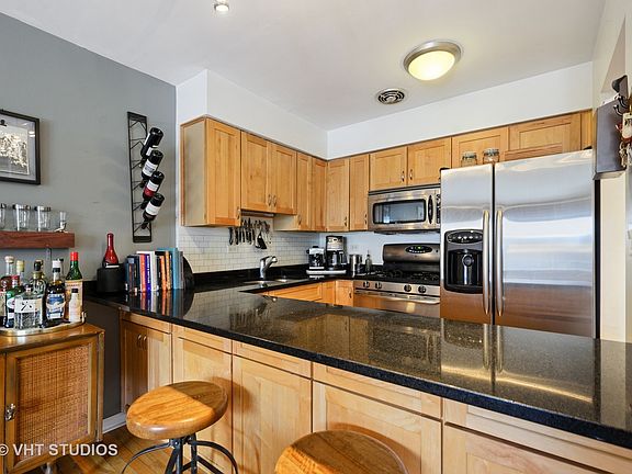 5th image of 832 W Oakdale Ave APT 3G