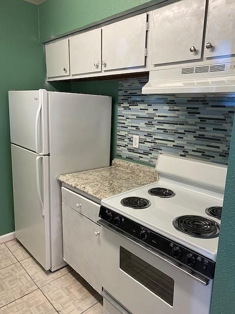 Kitchen - new countertop and new backsplash