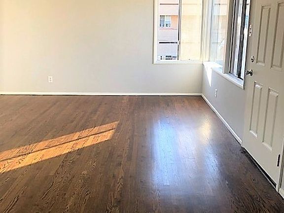5th image of 446 Gaviota Ave APT 10