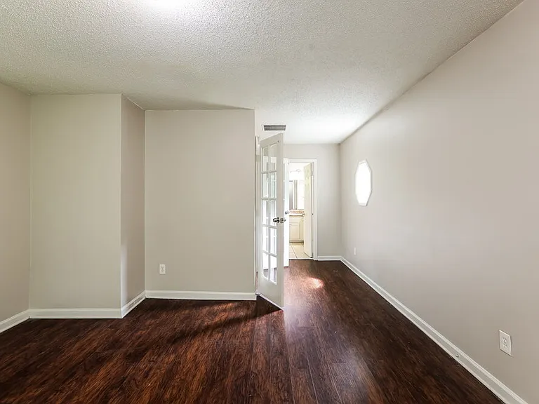 221 Clydesdale Ln SE — Photo 10