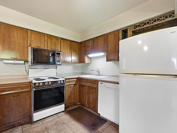 3rd image of 2204 N Roxbury Ln