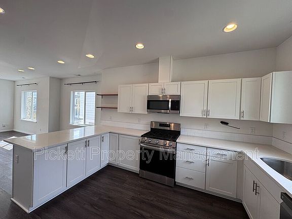5th image of 814 NW Highgarden Dr