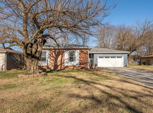 2955 E Hawkins Street, Springfield, MO 65804
