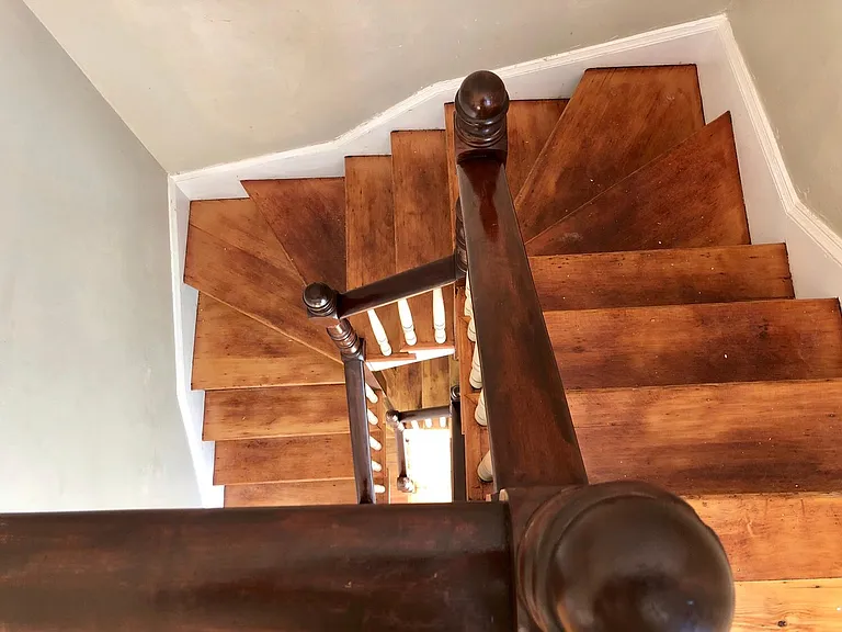 front entry steps to Apt