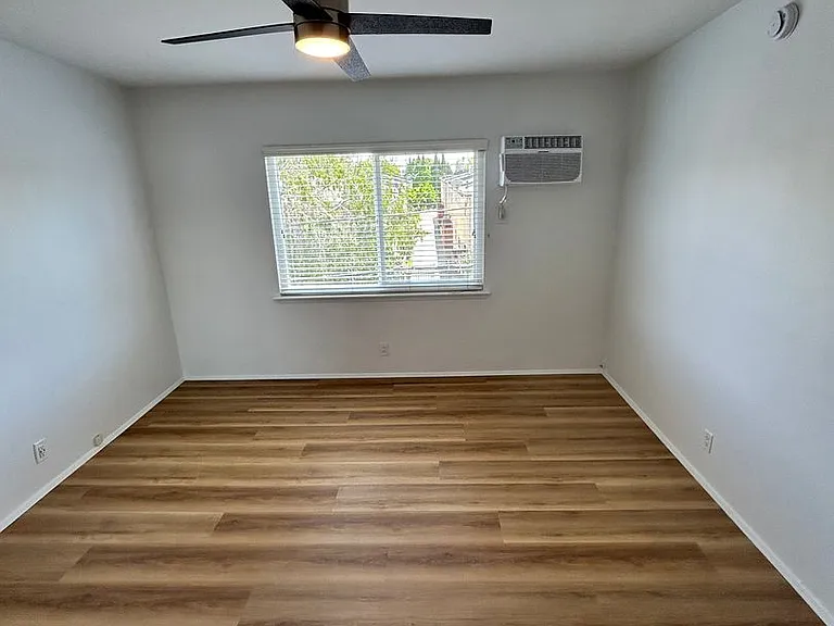 1957 Frank St / 2519 Virginia Ave — Photo 24