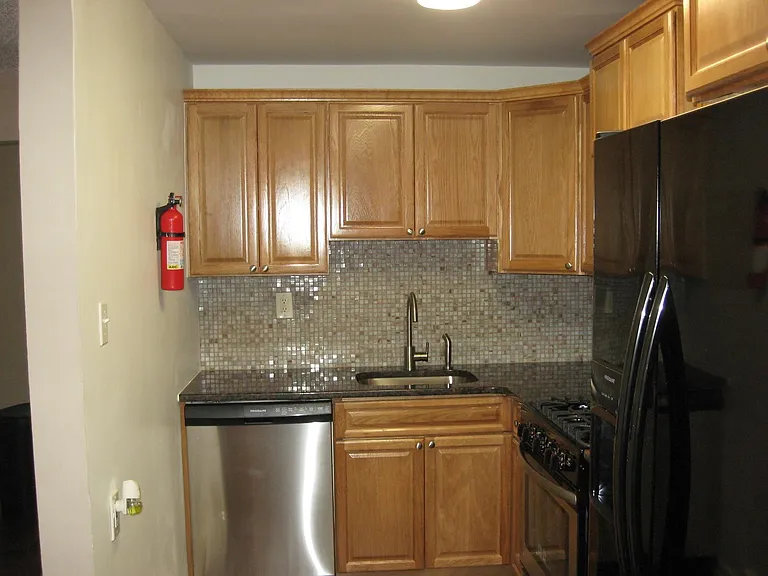 1090 Taylor Dr — Photo 7