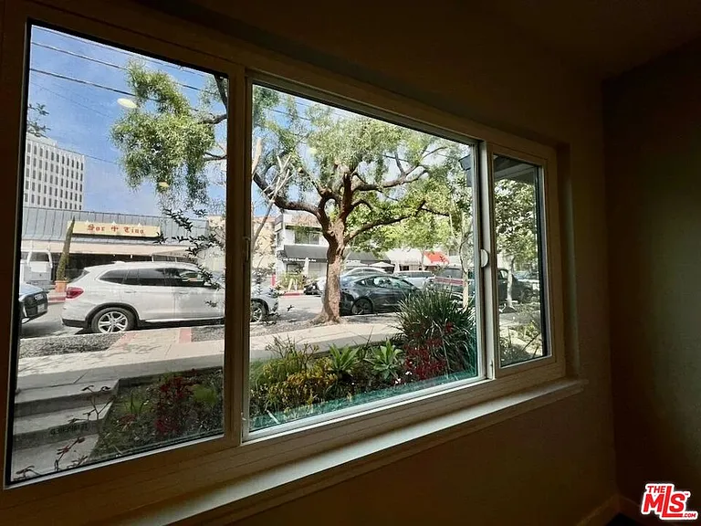 903 S Barrington Ave — Photo 13
