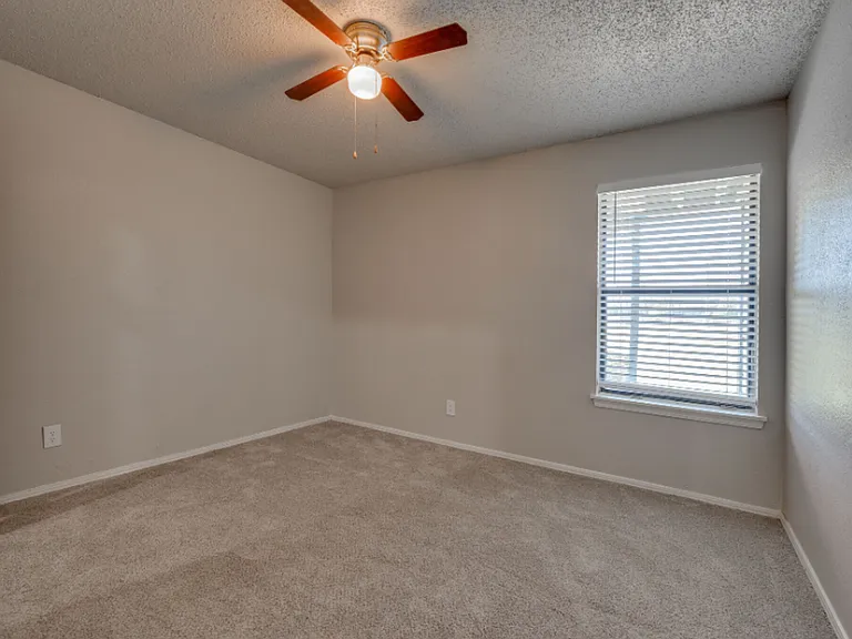 Quail Hollow Apartments — Photo 24