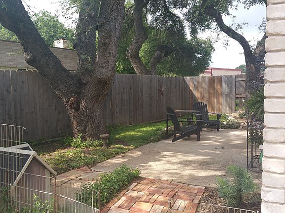 3rd image of 202 Amistad Blvd