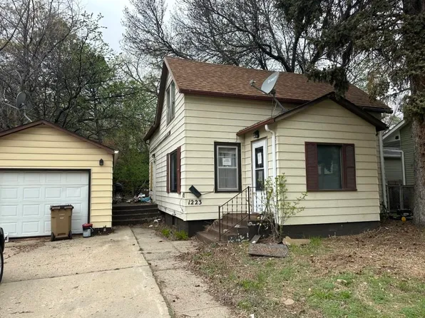 1223 8th St NW, Minot, ND 58703
