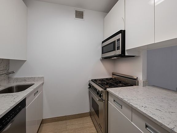 4th image of 99 John St APT 515