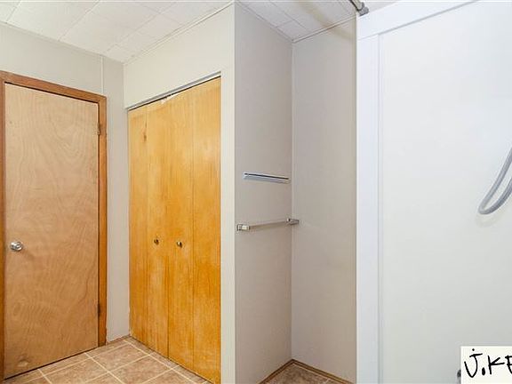 4th image of 930 Woodlawn Ave