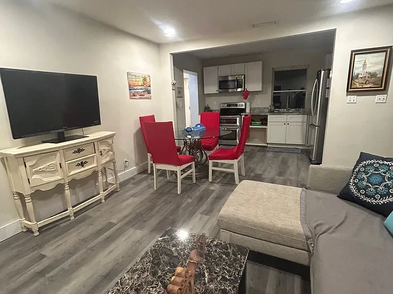 3103 Saxon Dr — Photo 3