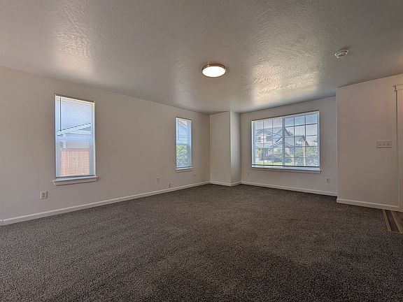 5th image of 484 Helen St