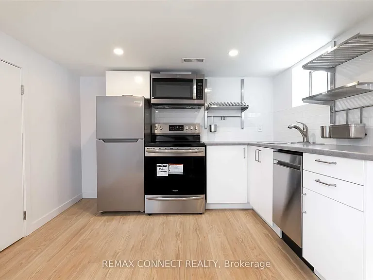 1370 Woodbine Ave #LOWER — Photo 3