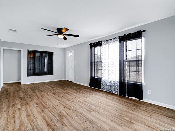 4th image of 822 ROCKWELL BLVD