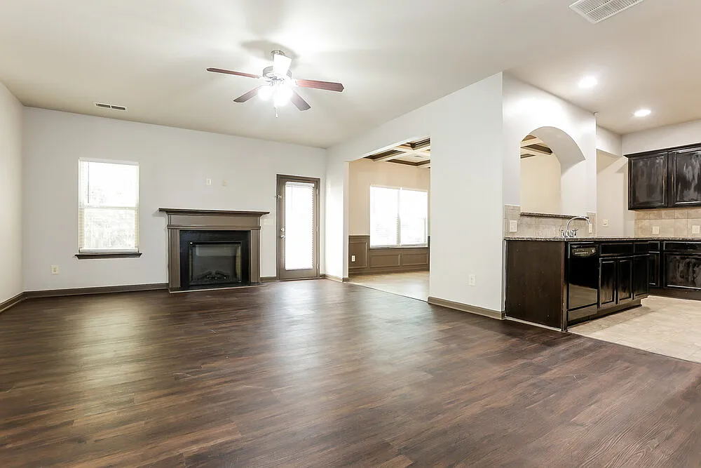 4 bed, 2.5 bath, 2225 sqft, $2,420 — Photo 4