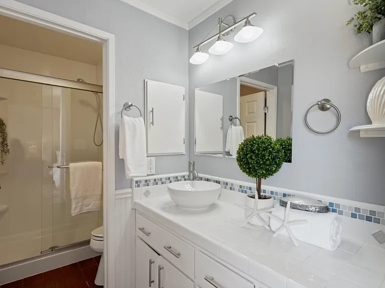 895 Cabot Ln — Photo 4