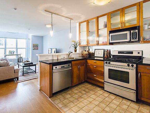 3rd image of 1720 Clay St APT 7