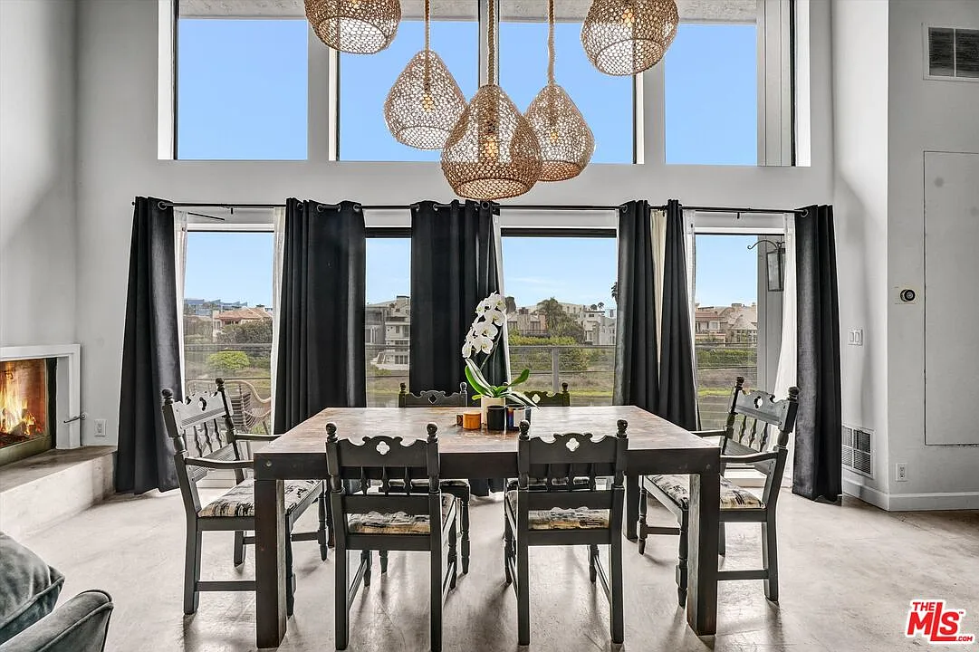 2 bed, 2.0 bath, 2085 sqft, $8,500 — Photo 2