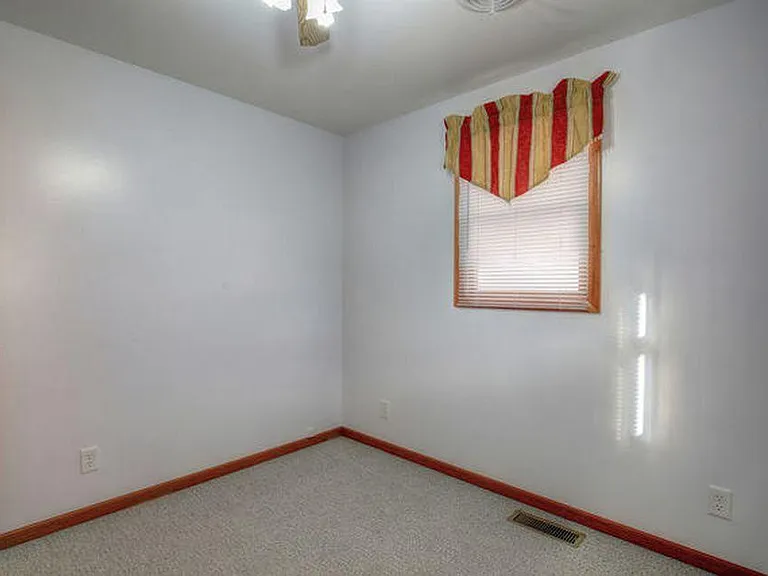 302 Greenview Dr — Photo 15
