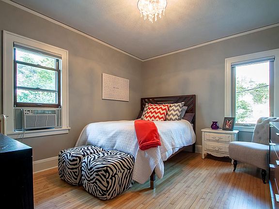 Bedroom with Queen Size Bed