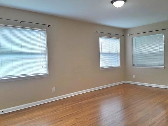 SPACIOUS BRIGHT LIVINGROOM