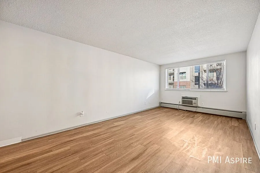 1 Bedroom 1 Bath Apartment — Photo 3