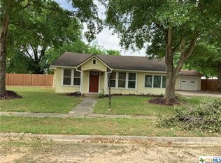 200 E 3rd St, Nixon, TX 78140