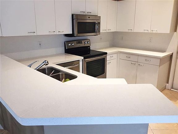 Updated Kitchen w/ Stainles Steel Appliances 