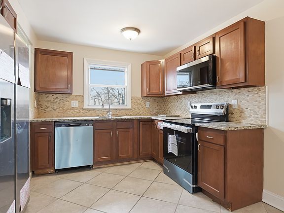 3rd image of 111 Oakmont Dr