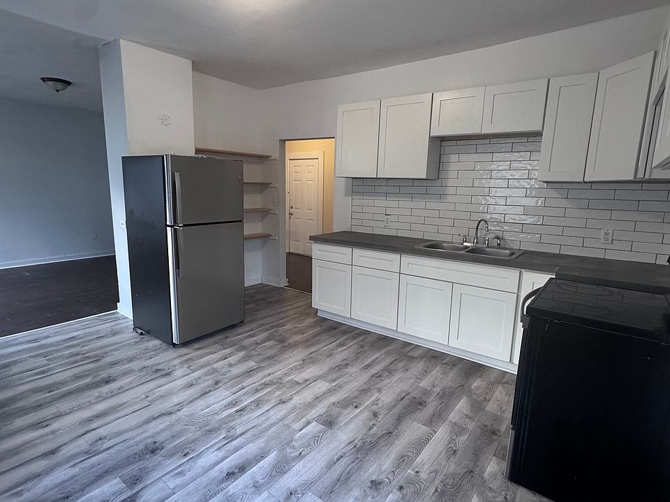 Spacious kitchen with upgraded granite countertops and Stainless Steel appliances