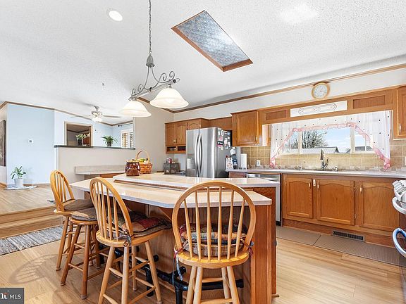 4th image of 16 Pleasant Pine Ct