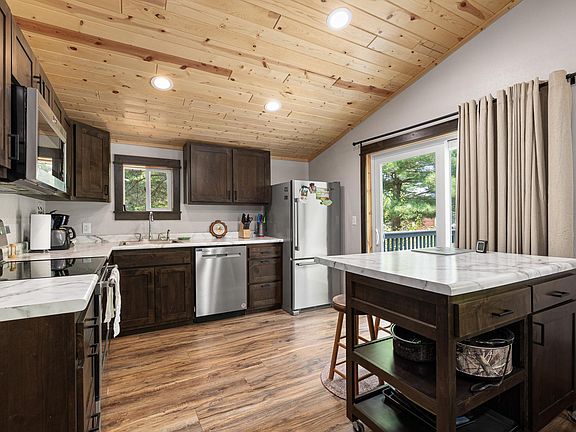 4th image of 33181 Hickory Ln
