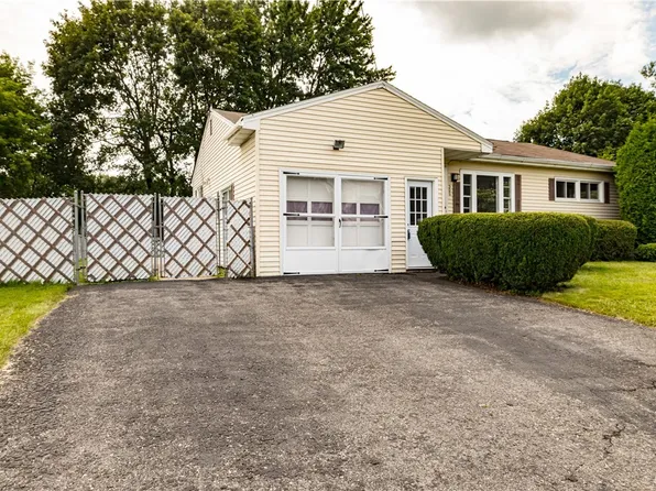 300 Fletcher Dr, North Syracuse, NY 13212