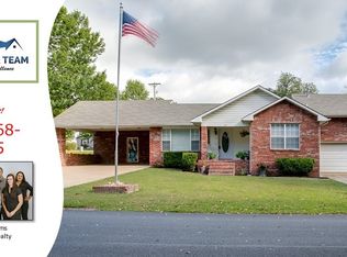 661 Park Cir, Gentry, AR 72734