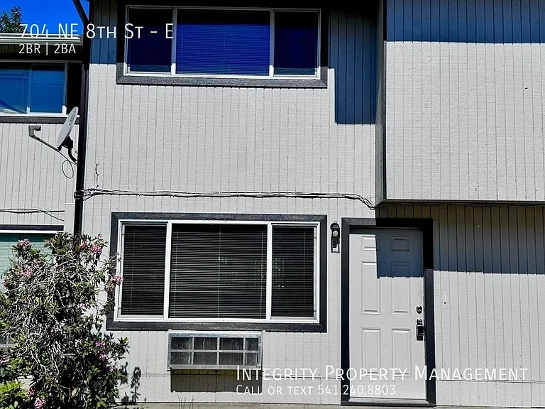 704 NE 8th St #E — Photo 2