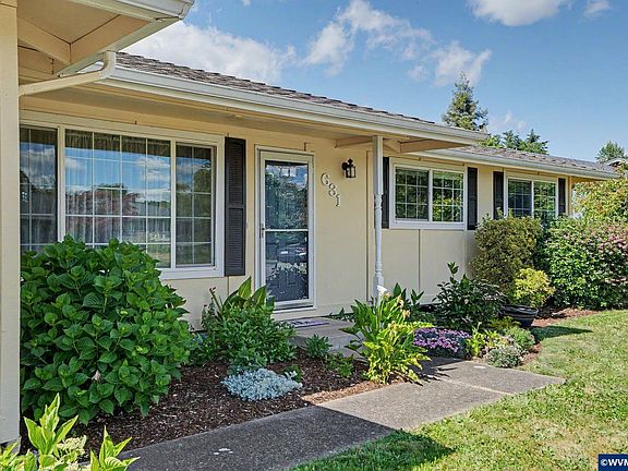 4th image of 631 NE Sherwood Way