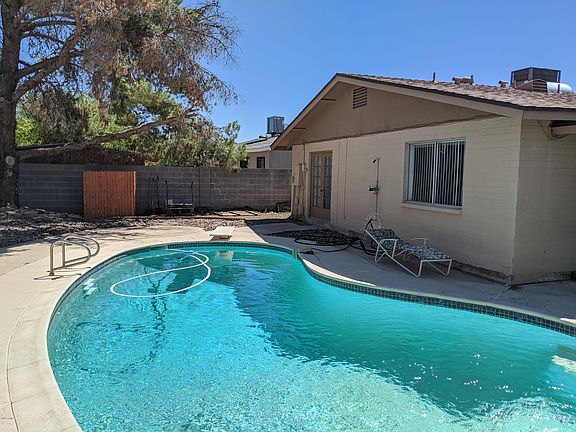 4th image of 1526 E Diamond Ave