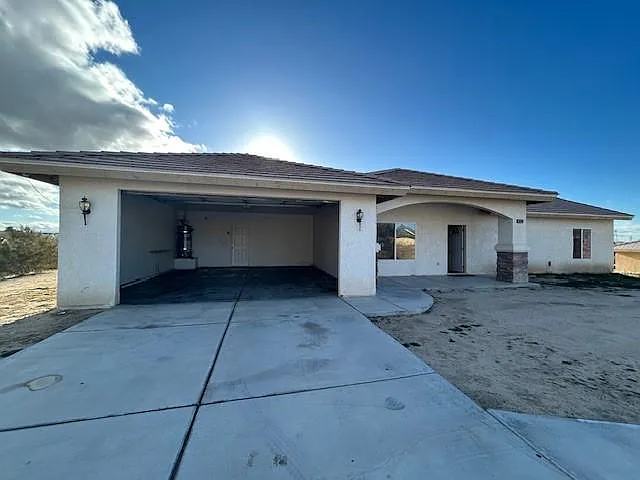 Building Photo - 16448 Village Dr