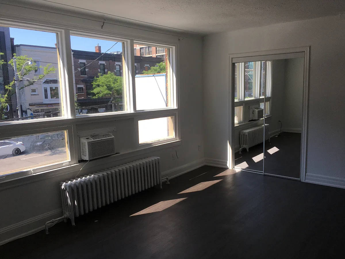 Building Photo - 492 College St #1