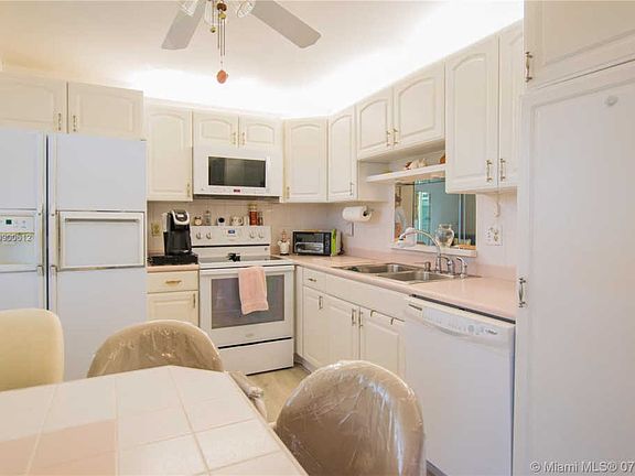 3rd image of 415 SE 11th Ter APT 302