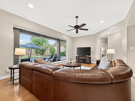 3rd image of 22 Stonegate Park Ct